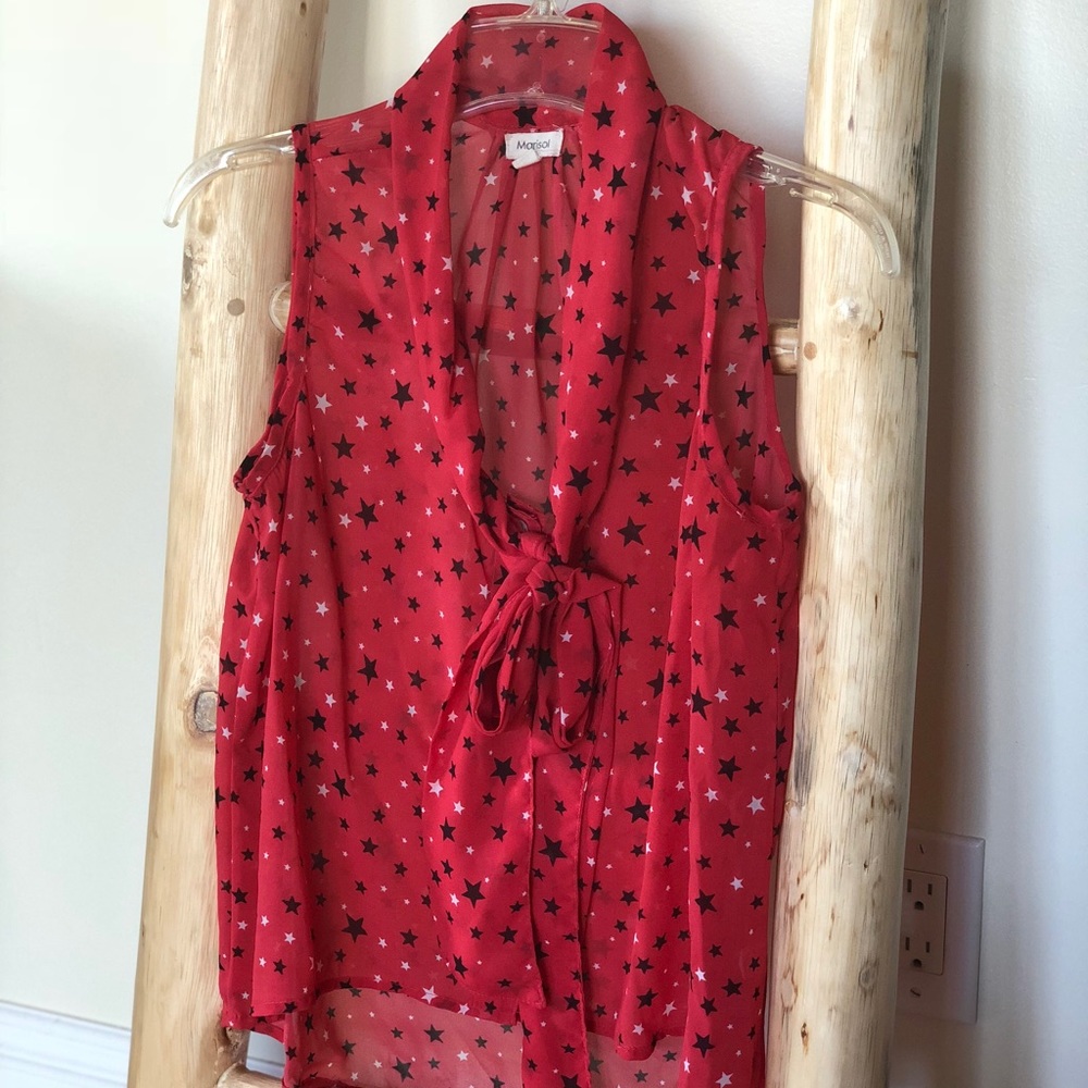 Red top with black and white stars - sz M